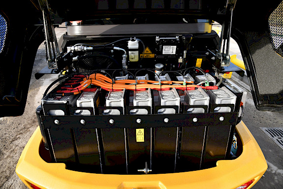 Volvo L25 Electric Blick auf die Batterie