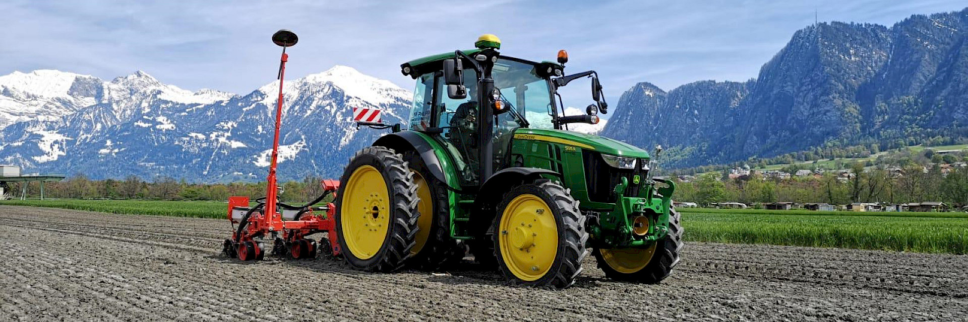 Traktor fährt über ein Feld