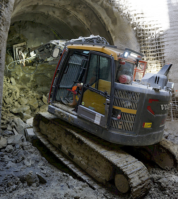 Volvo ECR145E im Schacht
